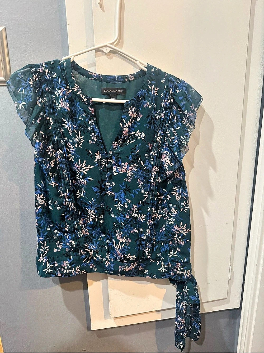 Banana Republic Floral Blouse in Green & Blue Size Small Like New